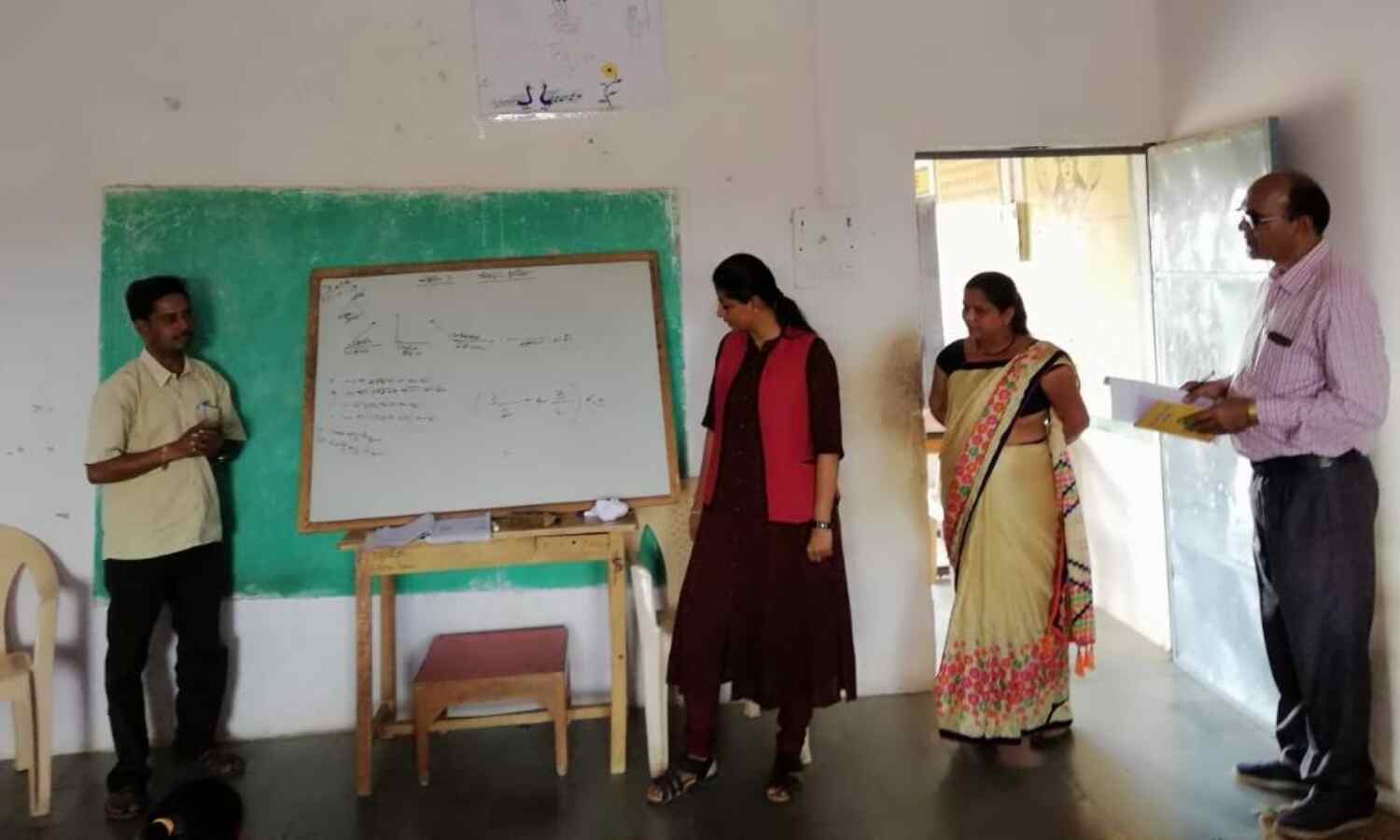 शिवपुरी कलेक्टर ने विकासखण्ड पोहरी के विद्यालयों का किया आकस्मिक निरीक्षण।