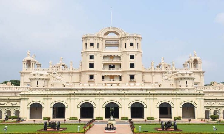 ला-मार्टीनियर ब्वायज काॅलेज के प्रकरण में प्रबन्धन द्वारा छात्रों के खिलाफ कार्यवाही किये जाने के मामले में गम्भीरतापूर्वक विचार करने का आग्रह