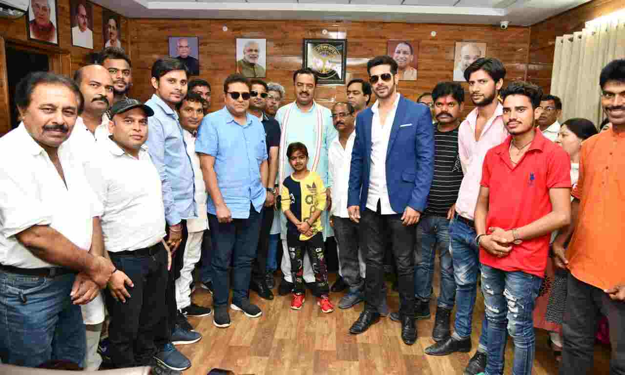 उप मुख्यमंत्री ने कलाकारों को दी बधाई