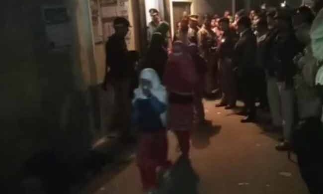 एसएसपी दीपक कुमार के नेतृत्व में छापामार  कर मदरसा संचालक को गिरफ्तार कर 51 छात्राओं को छुडाया
