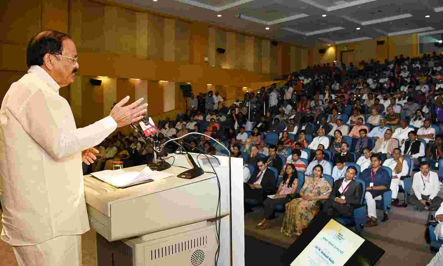 उपराष्ट्रपति ने सियासी पार्टियों के भारी चुनावी खर्च के खिलाफ कारगर कानून बनाने का आह्वान किया
