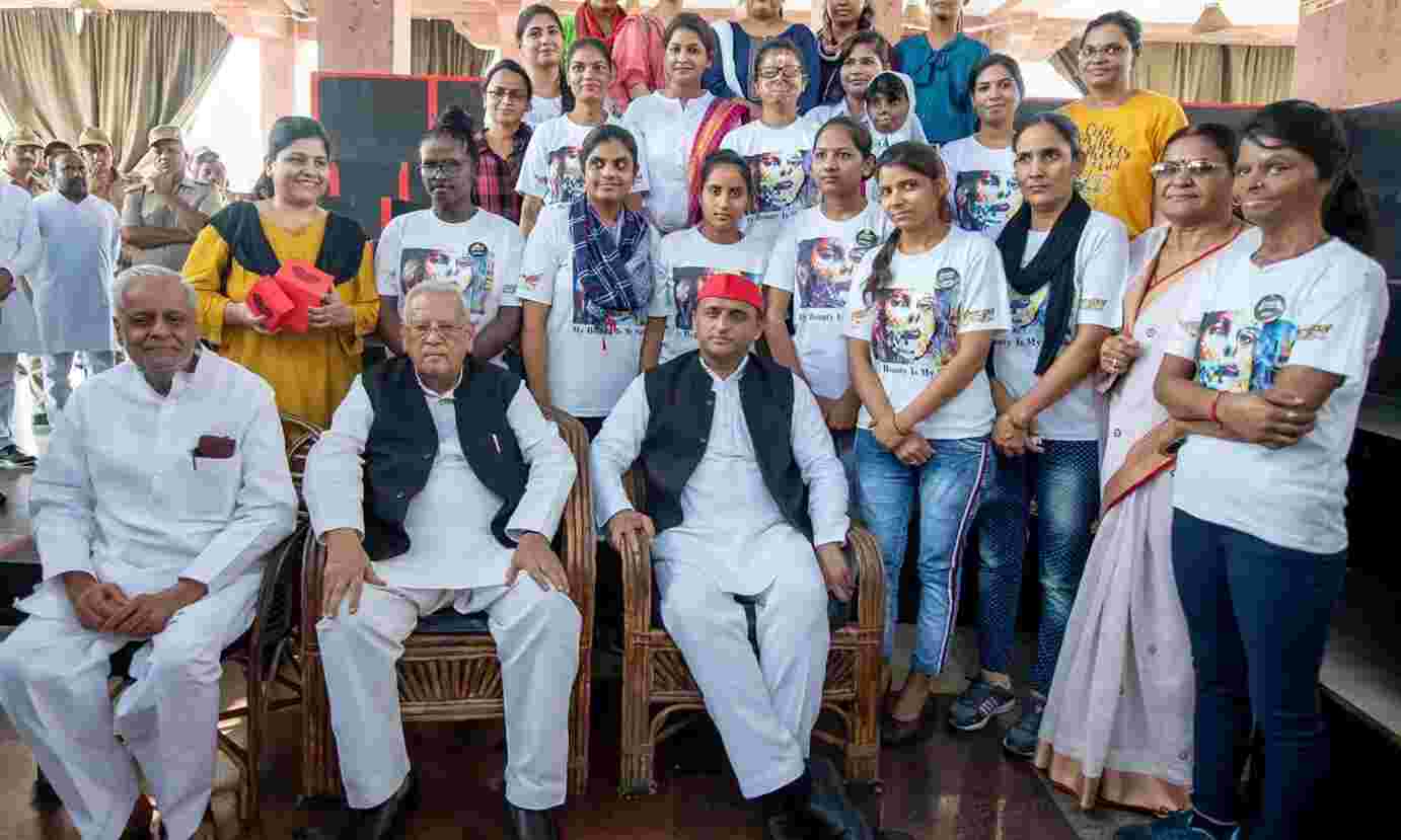 अखिलेश यादव के नेतृत्व में हजारों लोगों ने समाजवादी पार्टी की सदस्यता ग्रहण की