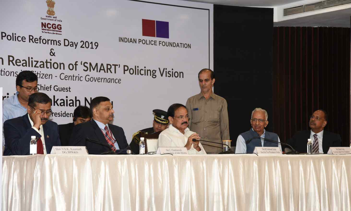 पुलिस व्‍यवस्‍था और थानों को लोगों के अनुकूल बनाएं : उपराष्ट्रपति