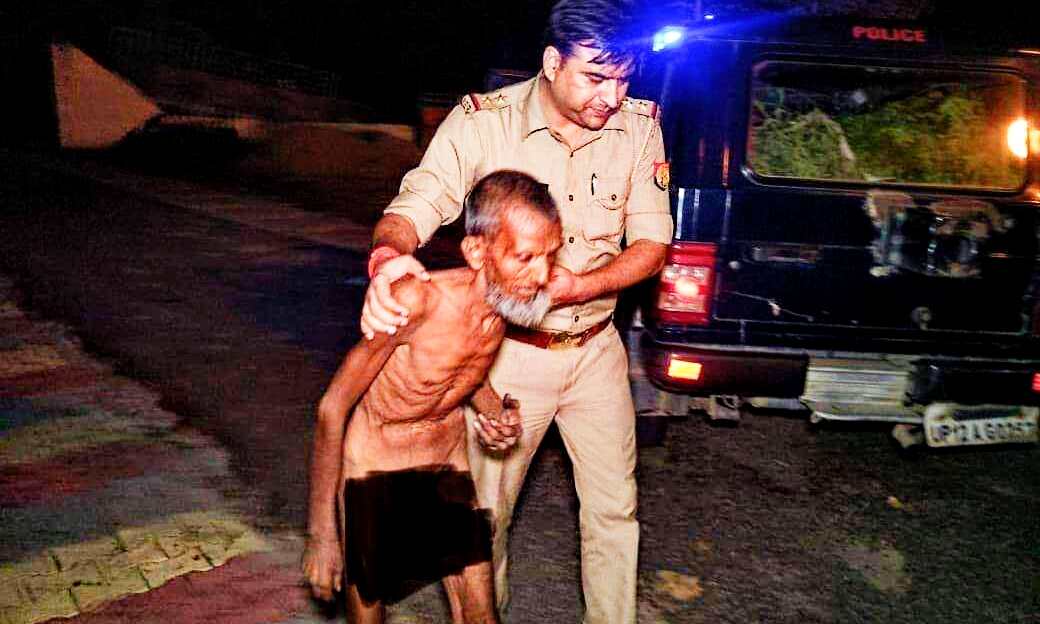 पुलिस का सोशल फेस - जब मंदबुद्धि बुजुर्ग की थानेदार अजय कुमार ने की सेवा