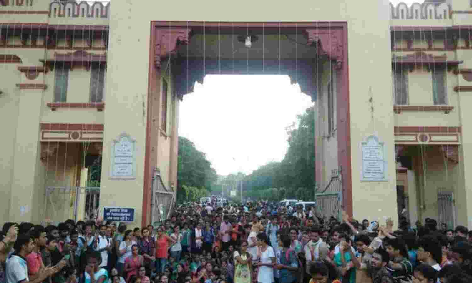 काशी हिन्दू विश्वविद्यालय मे फिर हंगामा शांति मार्च निकाल रही छात्राओं पर लाठीचार्ज