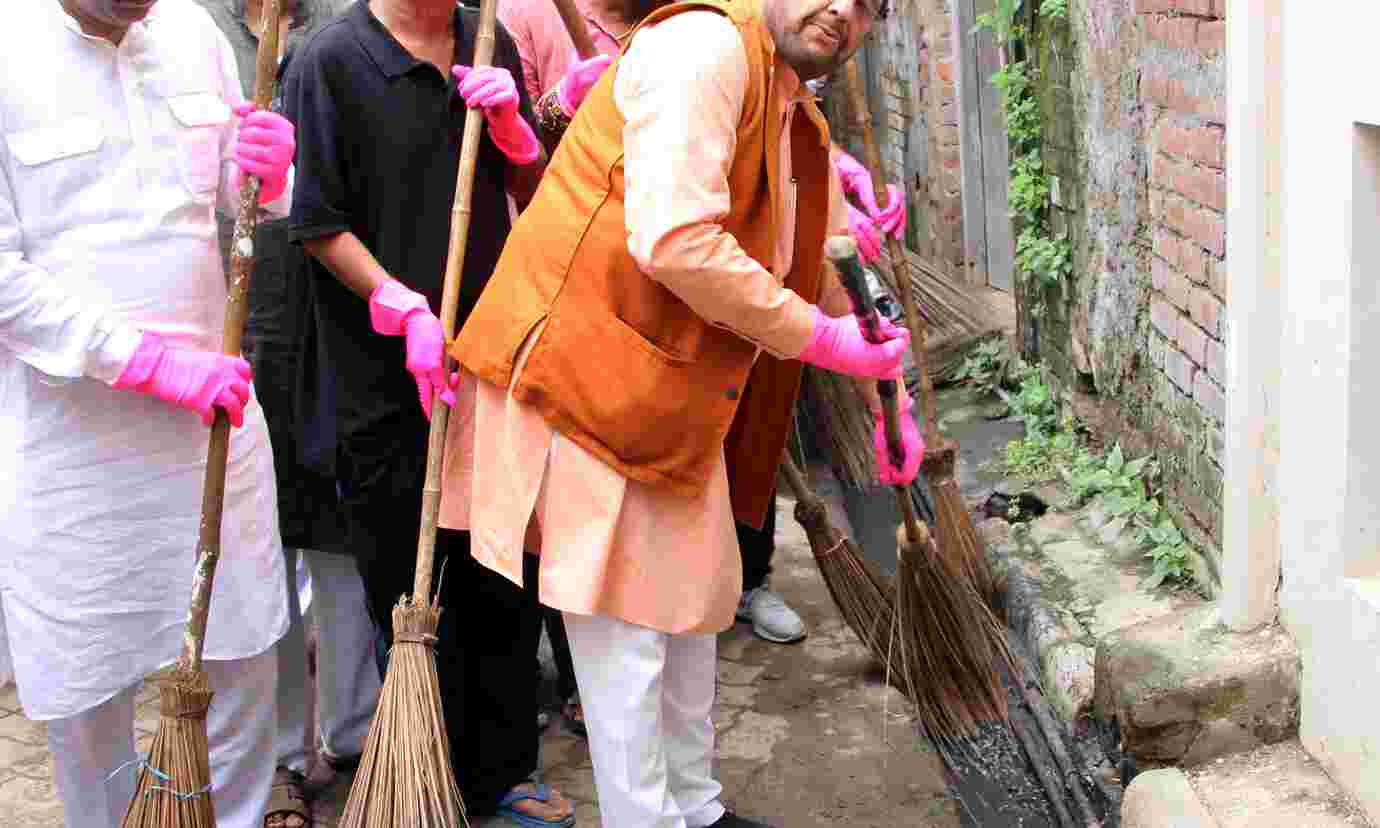 प्रभारी मंत्री सुरेश कुमार खन्ना ने झाड़ू लगाकर स्वच्छता का दिया संदेश