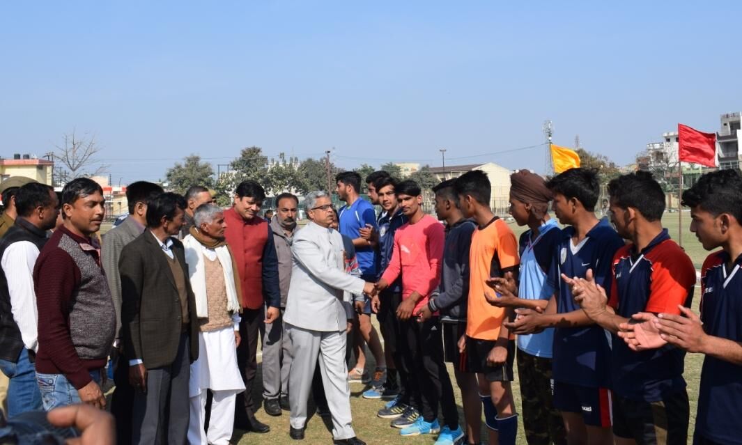 जिलाधिकारी ने स्टेडियम में किया हैंडबाॅल राज्य स्तरीय प्रतियोगिता का शुभारम्भ
