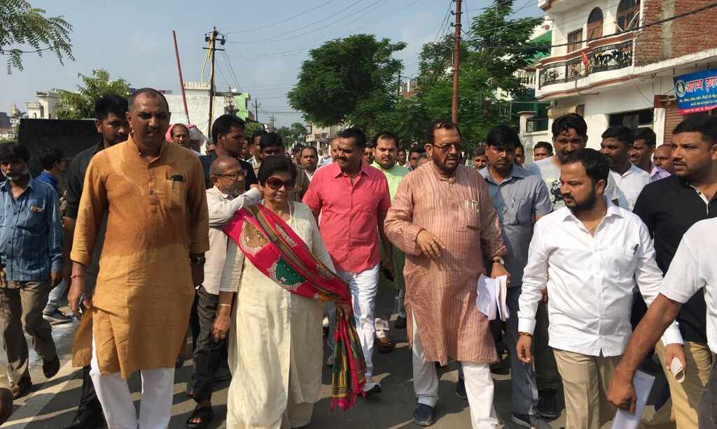 नगर विकास मंत्री ने शहर के विभिन्न वार्डों में स्थित मलिन बस्तियों में किया स्थलीय निरीक्षण