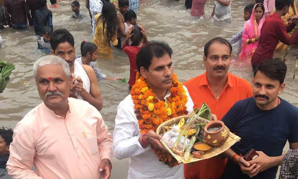 भाजपा नेता ईश्वर मावी ने मनाया छठ पर्व