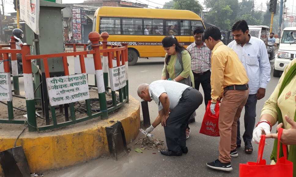 गांधी जयंती पर प्लाॅगिंग रन में सड़कों से कूड़ा उठाने दौड़ा स्वास्थ्य विभाग