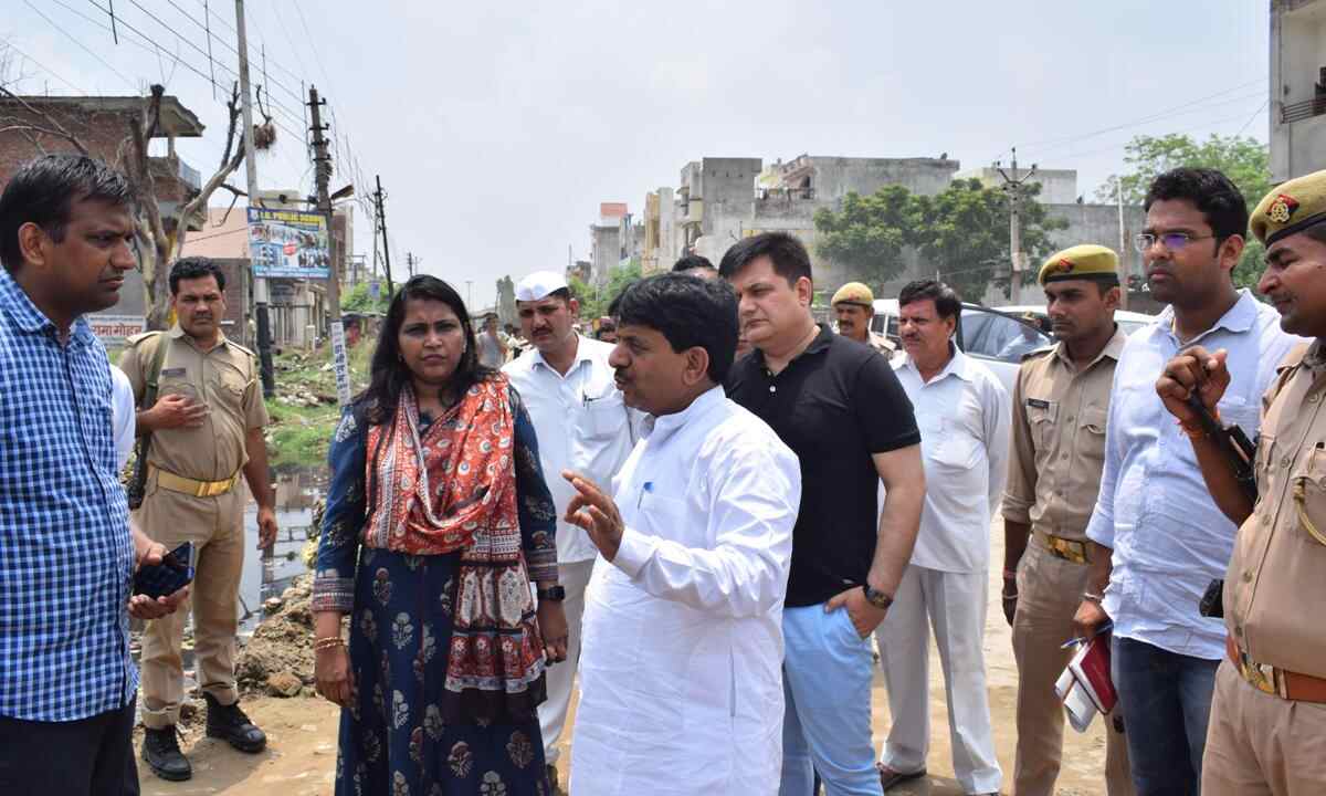 सदर विधायक की मौजूदगी में डीएम ने अधिकारियों के साथ किया कांवड मार्ग व कंट्रोल रूम का निरीक्षण