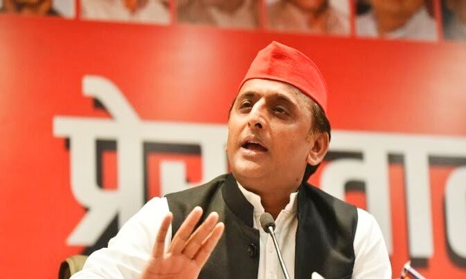 सरकार को प्राकृतिक प्रकोप से निबटने में समाजवादी सरकार से सबक लेना चाहिए : अखिलेश यादव