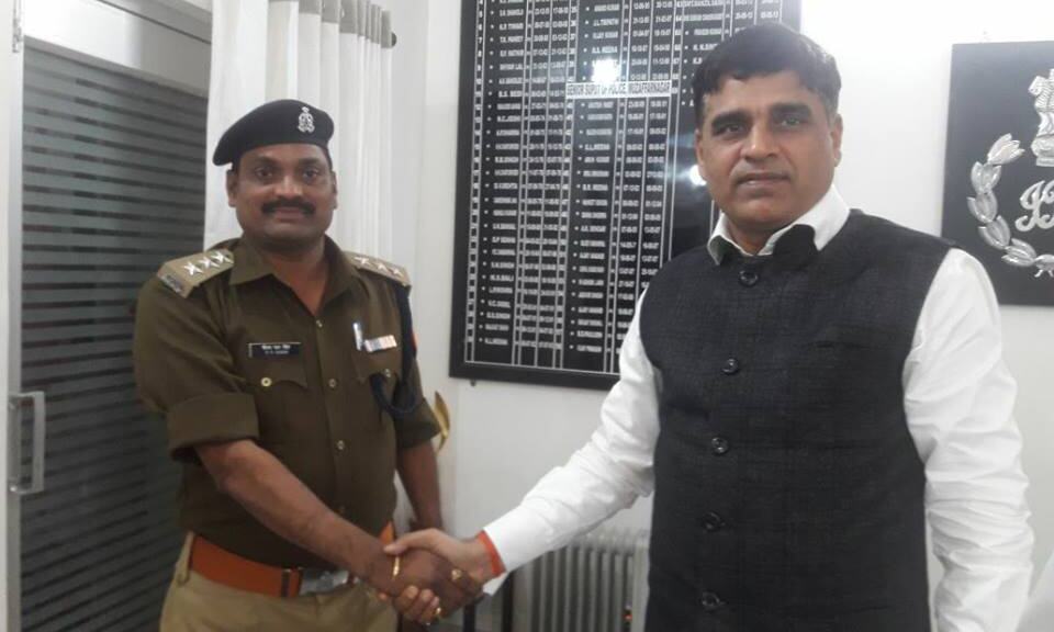 व्हाइट थ्री स्टार और ब्लू कैप लगाकर पीपी सिंह को एसएसपी ने दी नई ज़िम्मेदारी