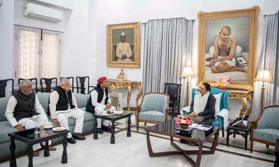 उत्तर प्रदेश के राज्यपाल आनंदीबेन से अखिलेश यादव ने की मुलाकात