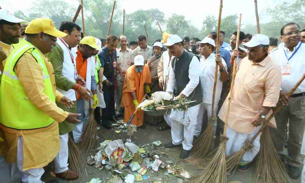 योगी आदित्यनाथ ने ताज महल पश्चिमी गेट पर स्वच्छता अभियान कार्यक्रम में हिस्सा लिया