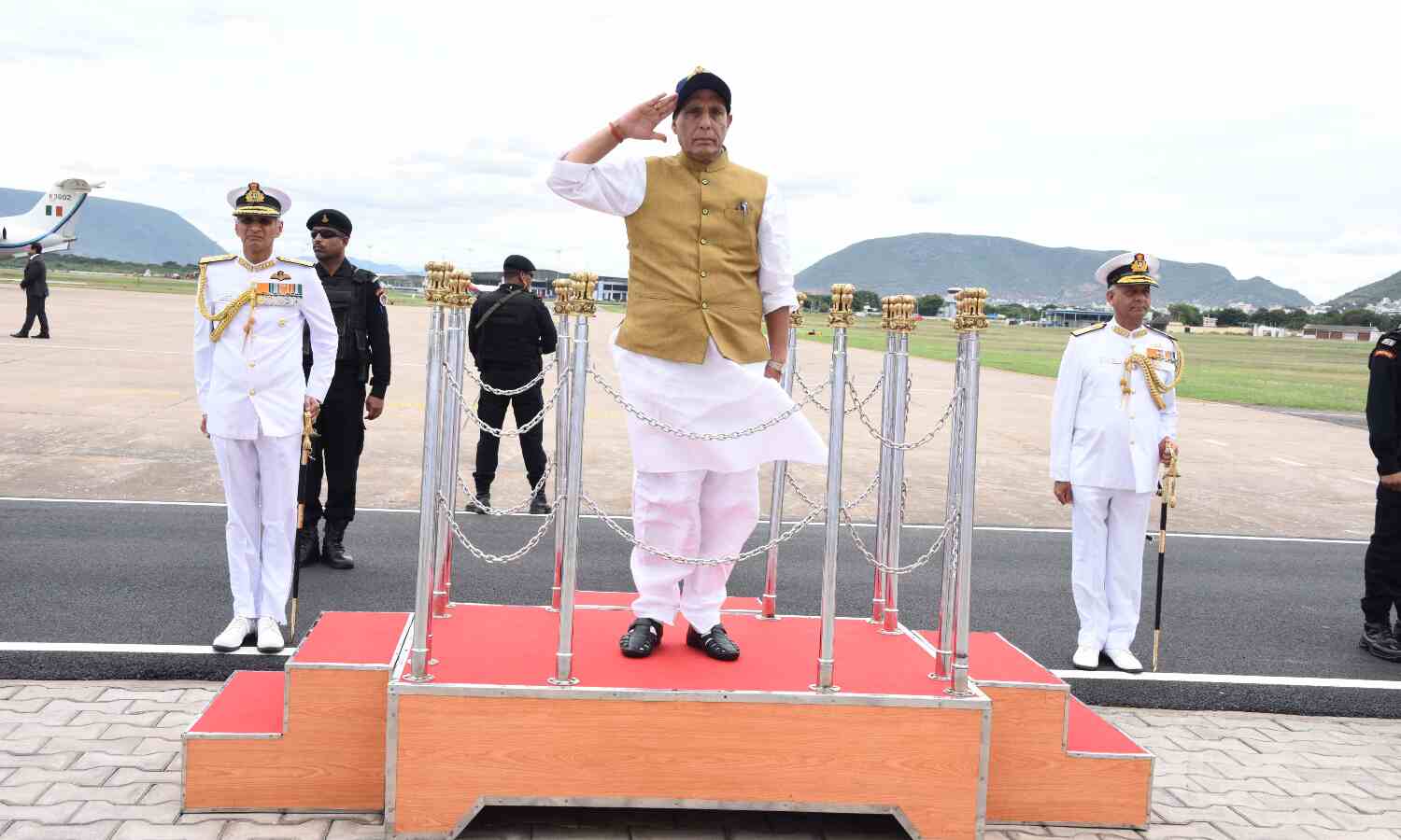 रक्षामंत्री राजनाथ सिंह ने ईएनसी का दौरा किया