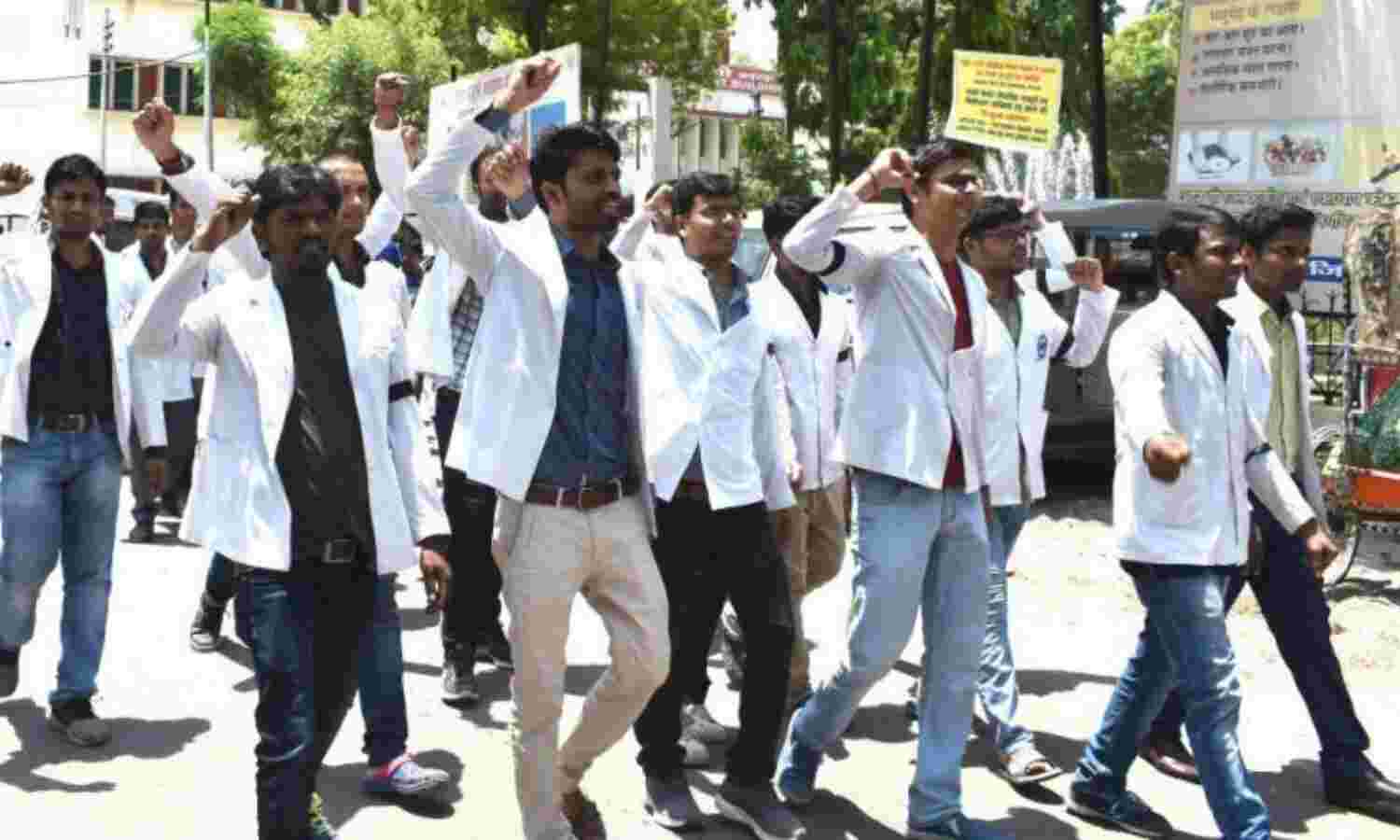 राजनीति से परे कुछ सवाल उठाती डॉक्टरों की हड़ताल
