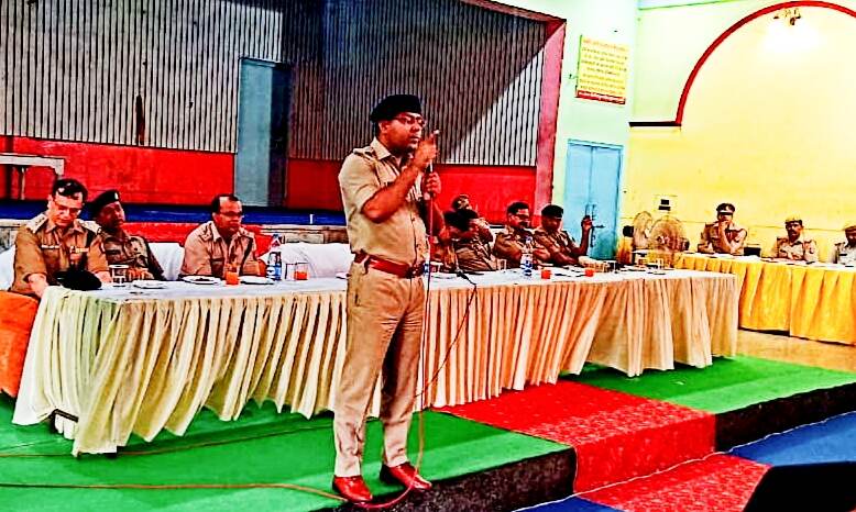 शामली एसपी ने पुलिस फोर्स की मीटिंग कर कांवड़ यात्रा को सकुशल सम्पन्न कराने हेतु दिए आवश्यक दिशा-निर्देश