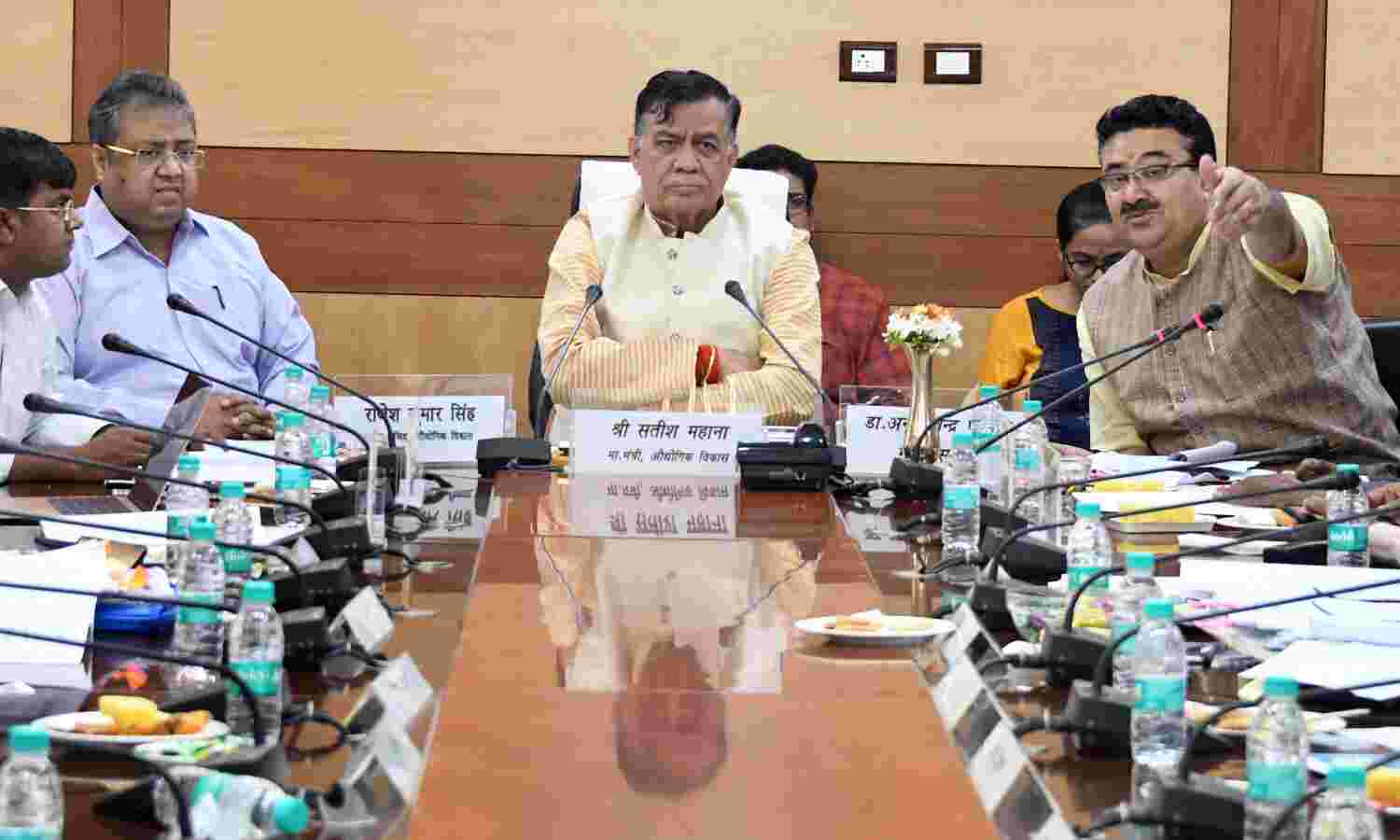 औद्योगिक विकास मंत्री ने ग्राउण्ड बे्रकिंग सेरेमनी-2 के आयोजन से पूर्वएम0ओ0यू0 कार्यान्वयन की समीक्षा