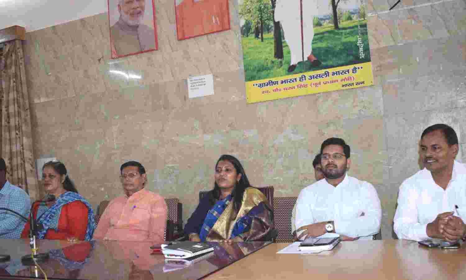 डीएम के हाथों हुई उम्मीद पूरी, गांधी जयंती पर खिलखिलाये विद्यार्थी