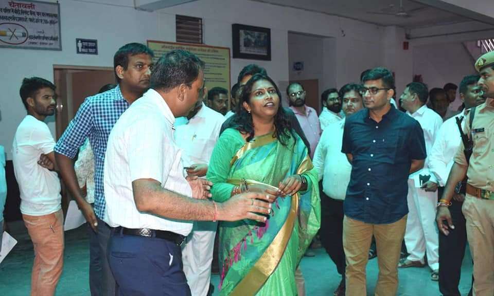 डीएम मुजफ्फरनगर ने किया एआरटीओ कार्यालय का औचक निरीक्षण