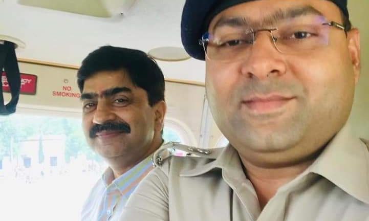 शामली डीएम और एसपी ने कांवड़ियों पर हेलीकॉप्टर द्वारा की पुष्प वर्षा