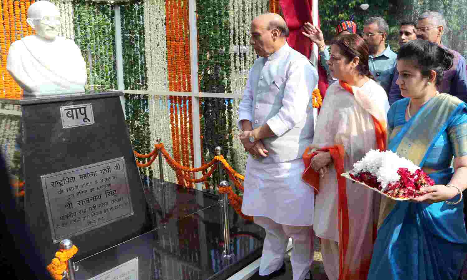 रक्षा मंत्री राजनाथ सिंह ने महात्मा गांधी की 150 वीं जयंती पर उनकी प्रतिमा का अनावरण किया