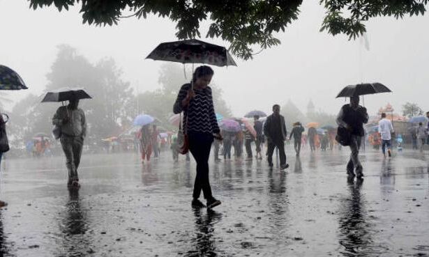 मुंबई में माॅनसूनी बारिश से कई जगह जलभराव, अगले 24-36 घंटे भारी बारिश का अनुमान