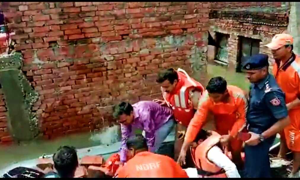 कमाल के कलक्टर-सुरेन्द्र सिंह....दीवार से गिरे, चोटिल हुए और बचा ली बच्चों की जान