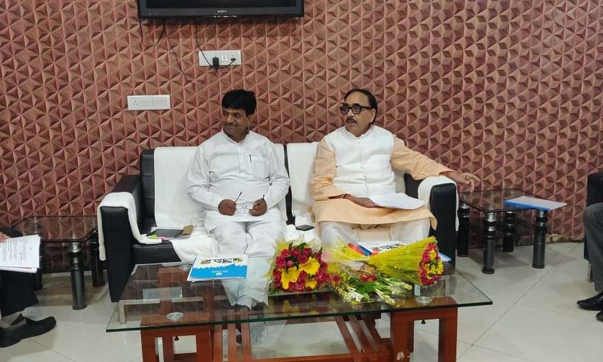 Union Minister, Skill Development and Entrepreneurship Dr. Mahendra Nath Pandey has jointly organized the State Industrial Training Institutes and UP Skill Development Mission with the Minister of State (Independent Charge) of Vocational Education and Skill Development, Kapil Dev Aggarwal.  Reviewed various training schemes and programs.