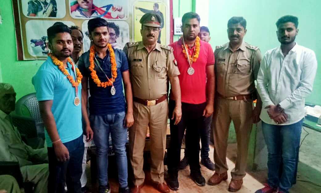 मलिक शूटिंग रेंज के खिलाड़ियों ने रजत पदक जीते