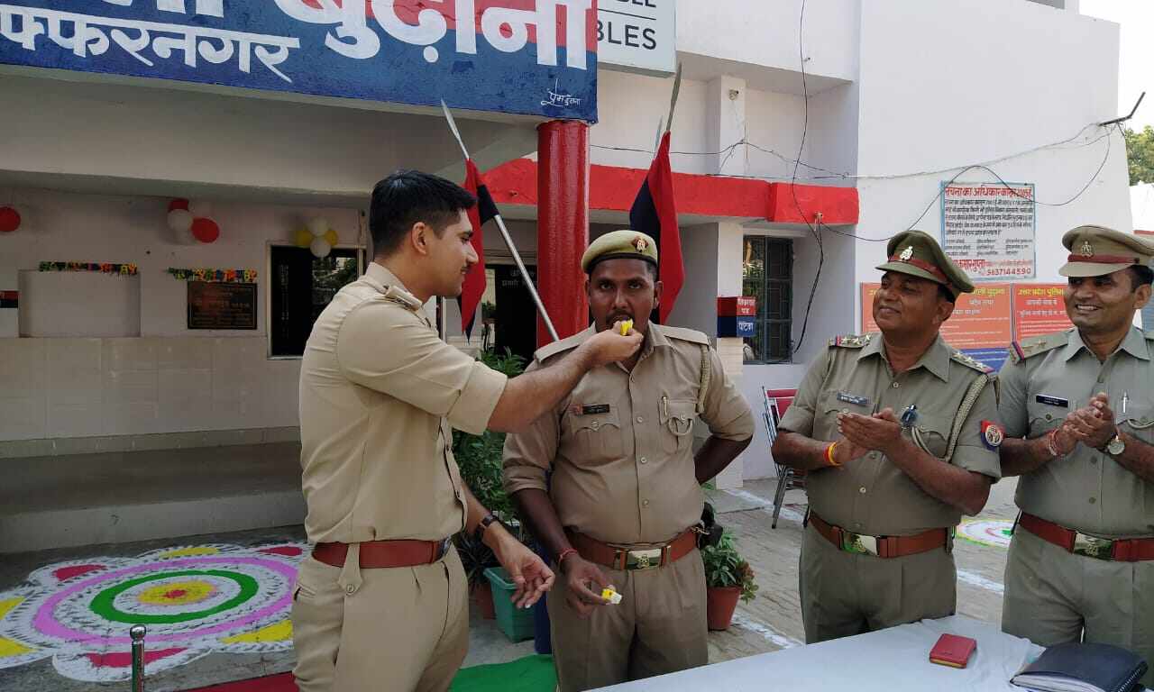 आईपीएस अभिषेक यादव का दुलार पाकर खिल उठा सिपाही का चेहरा