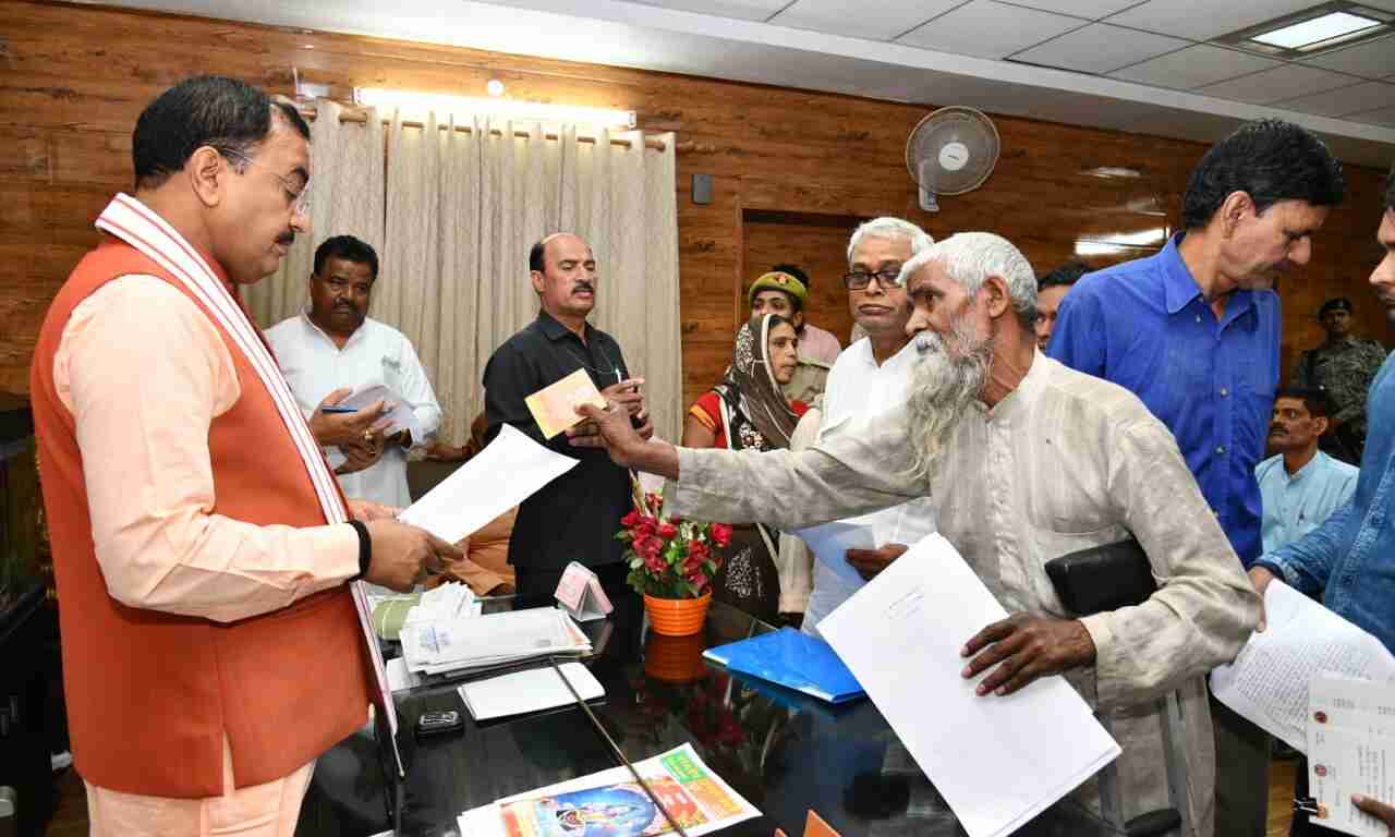 उप मुख्यमंत्री केशव प्रसाद मौर्य ने लगाया जनता दरबार