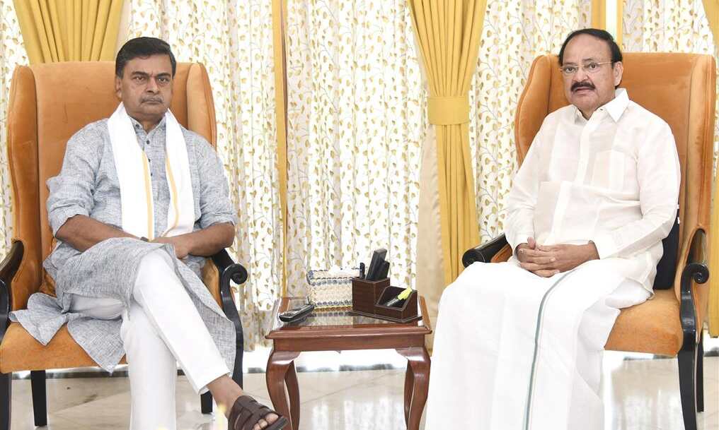डा. हर्षवर्द्धन ने आज नई दिल्‍ली में उप राष्‍ट्रपति वेंकैया नायडू से मुलाकात की