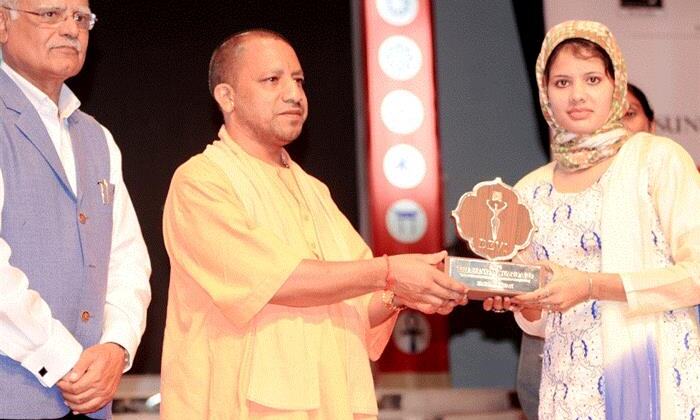 मुख्यमंत्री योगी आदित्यनाथ जी ने महिलाओं को देवी अवॉर्ड से सम्मानित किया