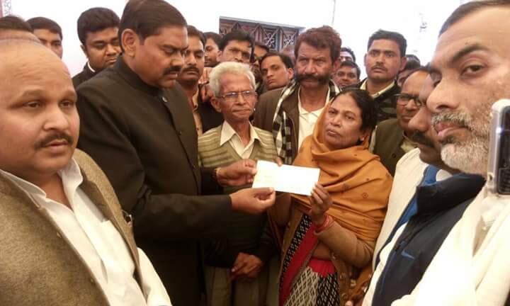 समाजवादी पार्टी ने की दलित छात्र के पीड़ित परिवार की 5 लाख की सहायता