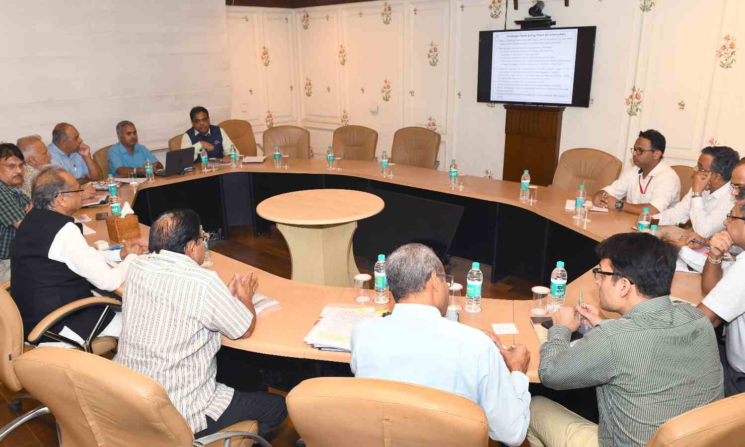 मेट्रो फेज वन-बी के काम को जल्द पूरा करें : मुख्यमंत्री