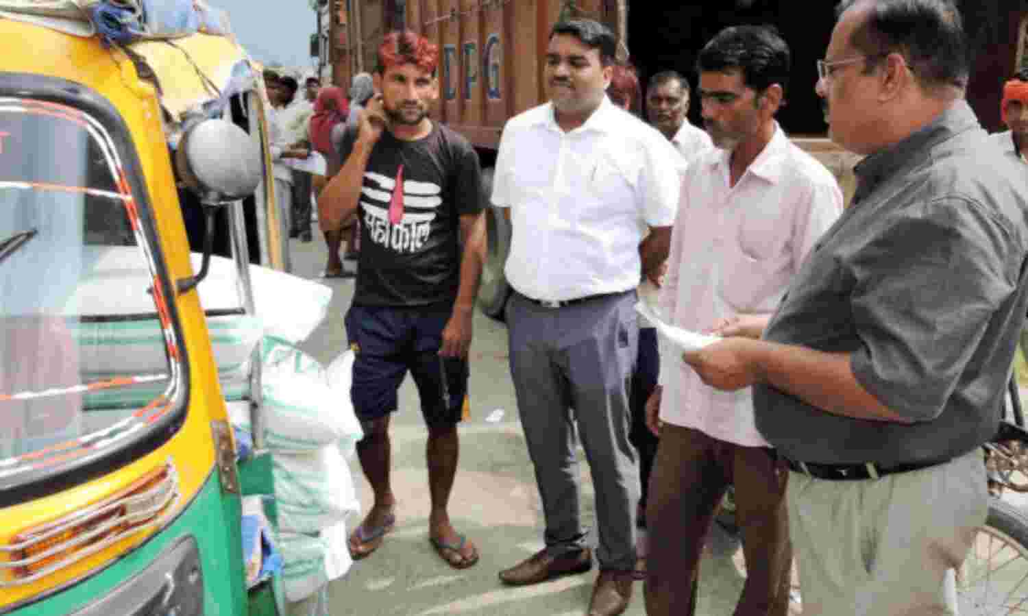 किसानों को पार्यप्त दी जाए यूरिया - डीएम दिनेश कुमार