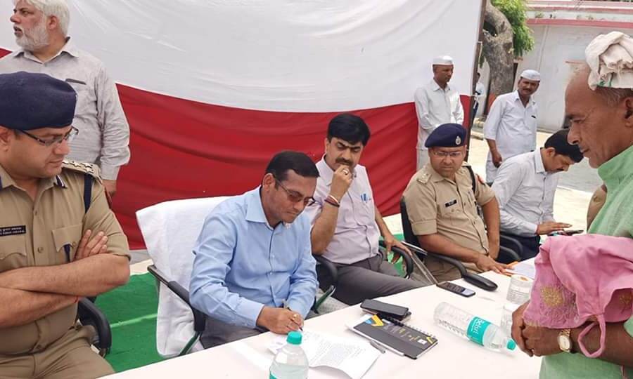 कैराना थाना समाधान दिवस में पहुंचे मण्डलायुक्त और डीआईजी,गम्भीर मामलों में तुरन्त कार्यवाही के निर्देश