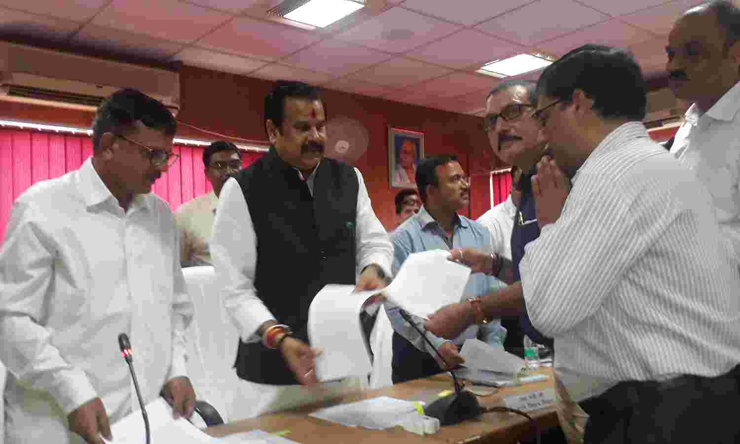 58 नव पदोन्नत खण्ड विकास अधिकारियों को तैनाती पत्र प्रदान किया -मंत्री डा0 महेन्द्र सिंह