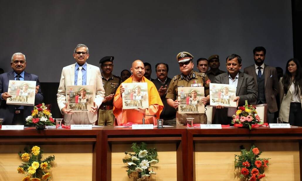 मुख्यमंत्री  ने पुलिस मुख्यालय, लखनऊ में आयोजित मेडल अलंकरण व पुस्तक विमोचन समारोह में स्मार्ट पुलिसिंग कॉफी टेबल पुस्तक का विमोचन