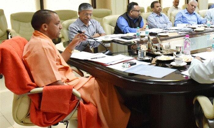 मुख्यमंत्री योगी आदित्यनाथ ने चिकित्सा एवं स्वास्थ्य, चिकित्सा शिक्षा तथा आयुष विभाग के कार्याें की समीक्षा की