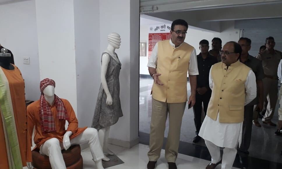 खादी एवं ग्रामोद्योग बोर्ड द्वारा संचालित विभिन्न योजनाओं की विस्तार से समीक्षा