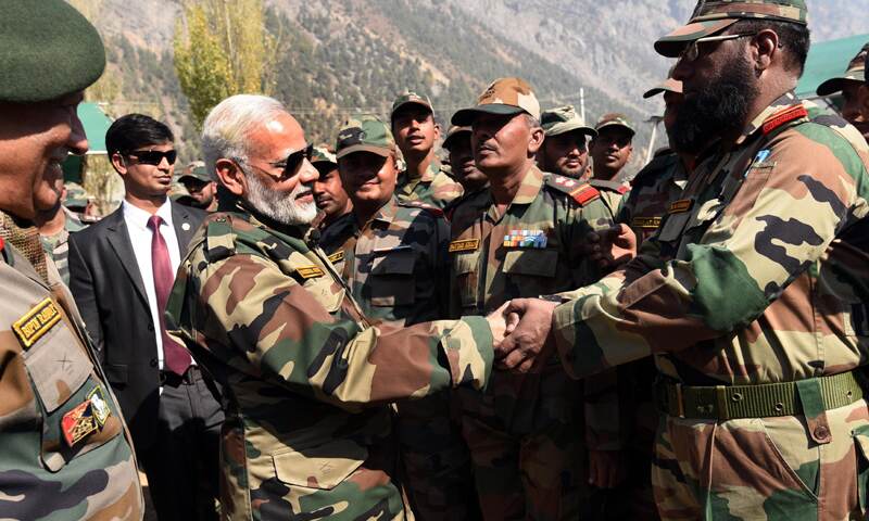 सरहद पर भारतीय सेना के जवानों के साथ प्रधान मंत्री ने दिवाली मनाई