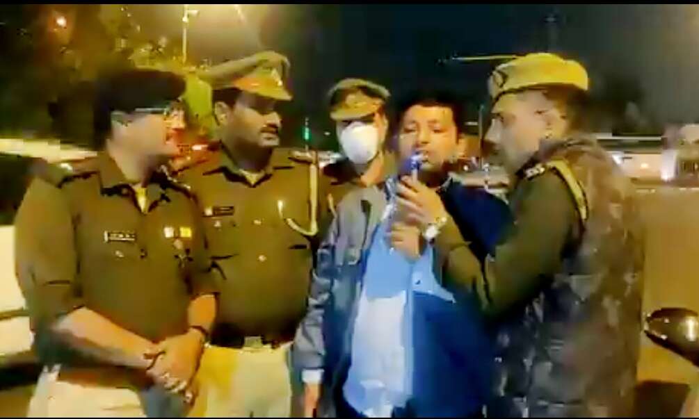 नोएडा पुलिस ने चलाया ड्रंक एंड ड्राइव चेकिंग अभियान