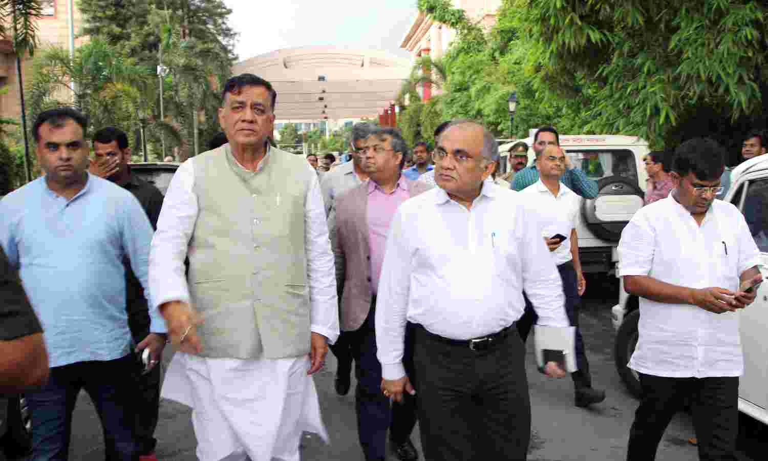 औद्योगिक विकास मंत्री द्वारा ग्राउण्ड  ब्रेकिंग  सेरेमनी आयोजन स्थल का निरीक्षण