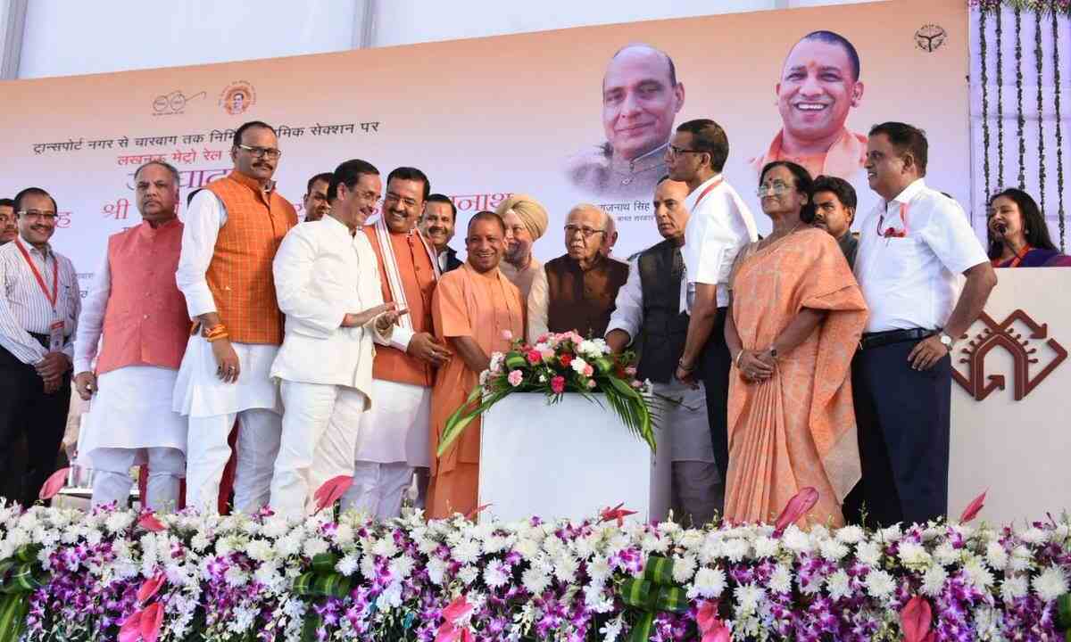 लखनऊ मेट्रो का शुभारंभ  राजनाथ और योगी ने दिखायी हरी झंडी