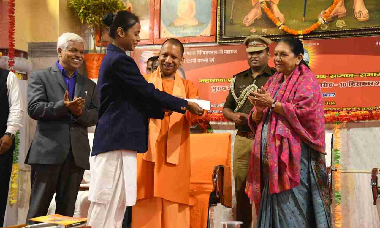 राज्यपाल एवं मुख्यमंत्री ने पारितोषिक वितरण समारोह में छात्र-छात्राओं को पुरस्कृत किया