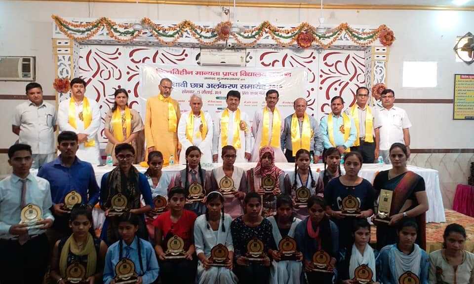 हमें महापुरुषों के जीवन से प्रेरणा लेनी चाहिए : कपिल देव