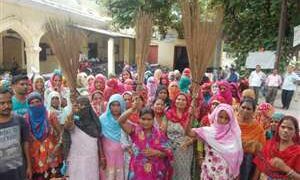 सफाई कर्मचारियों ने वेतन दिलाने को डीएम कार्यालय पर किया धरना-प्रदर्शन